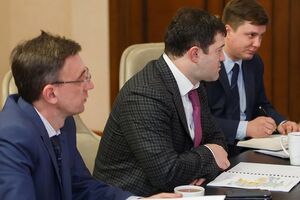 Украина и Молдова обсудили развитие совместных пунктов пропуска на украинско-молдавской границе. А центре – Роман Насиров