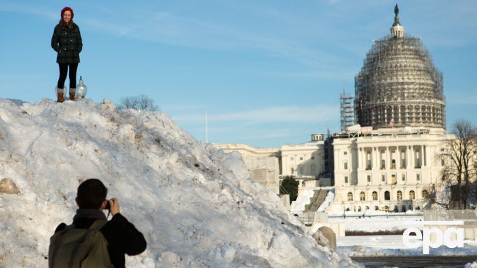 Число жертв снегопадов в США растет