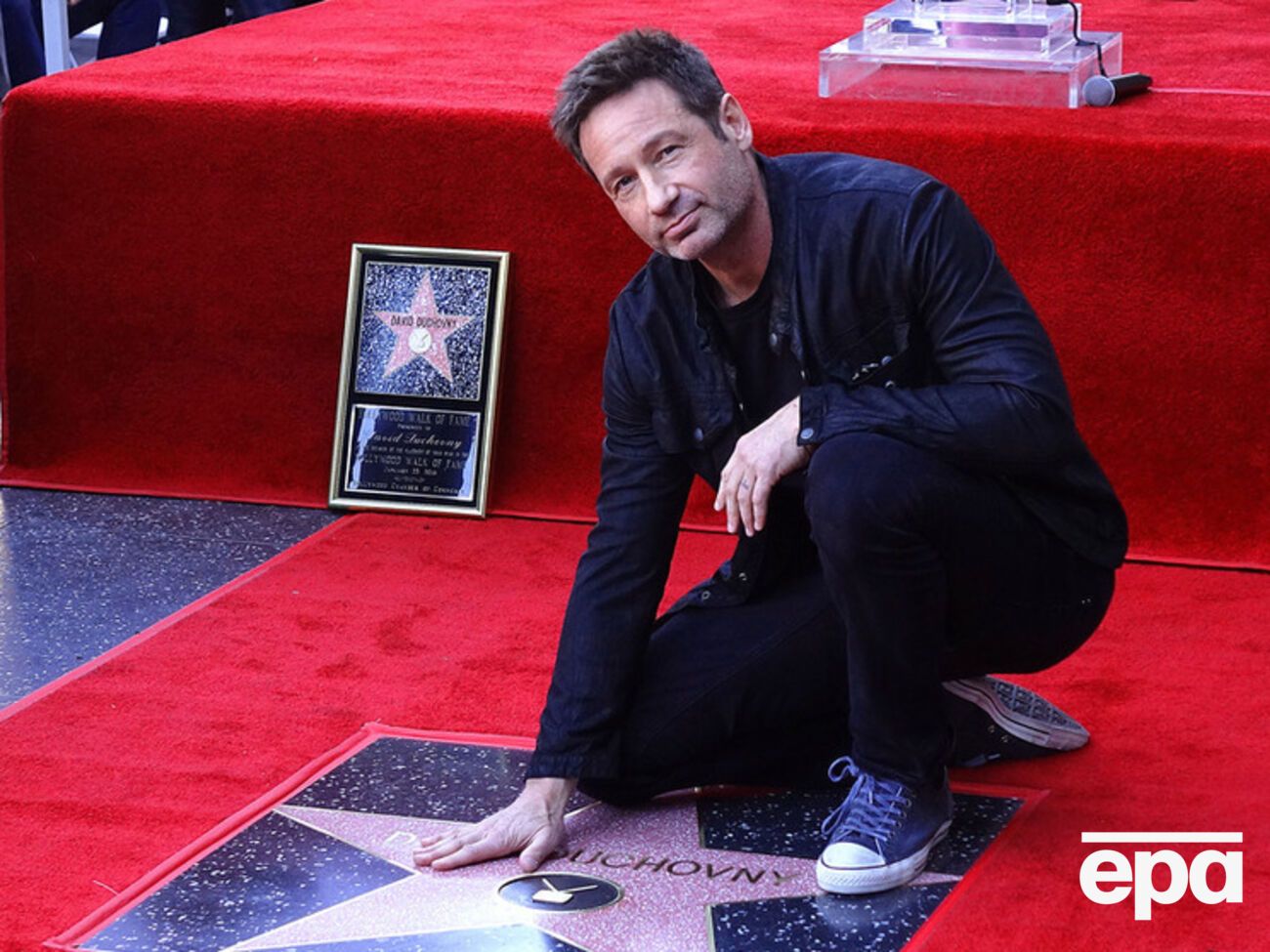 Духовны традиционно приложил руку к собственной звезде на Аллее славы