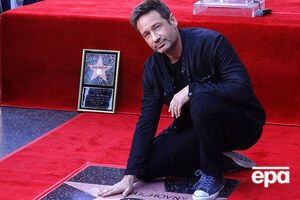 Духовны традиционно приложил руку к собственной звезде на Аллее славы