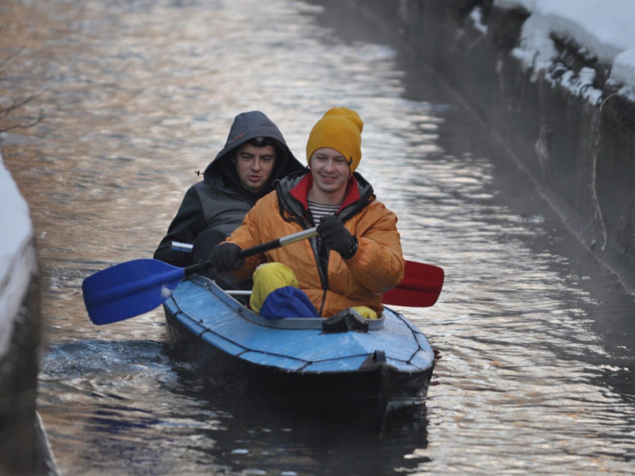 Киевляне проплыли по зимней Лыбеди