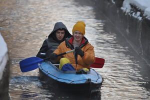 Киевляне проплыли по зимней Лыбеди