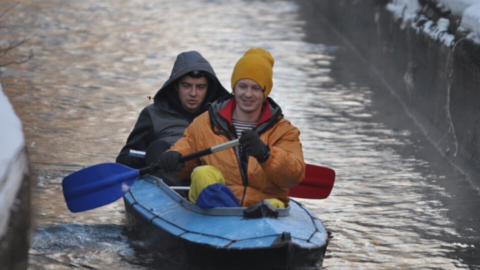 Киевляне проплыли по зимней Лыбеди