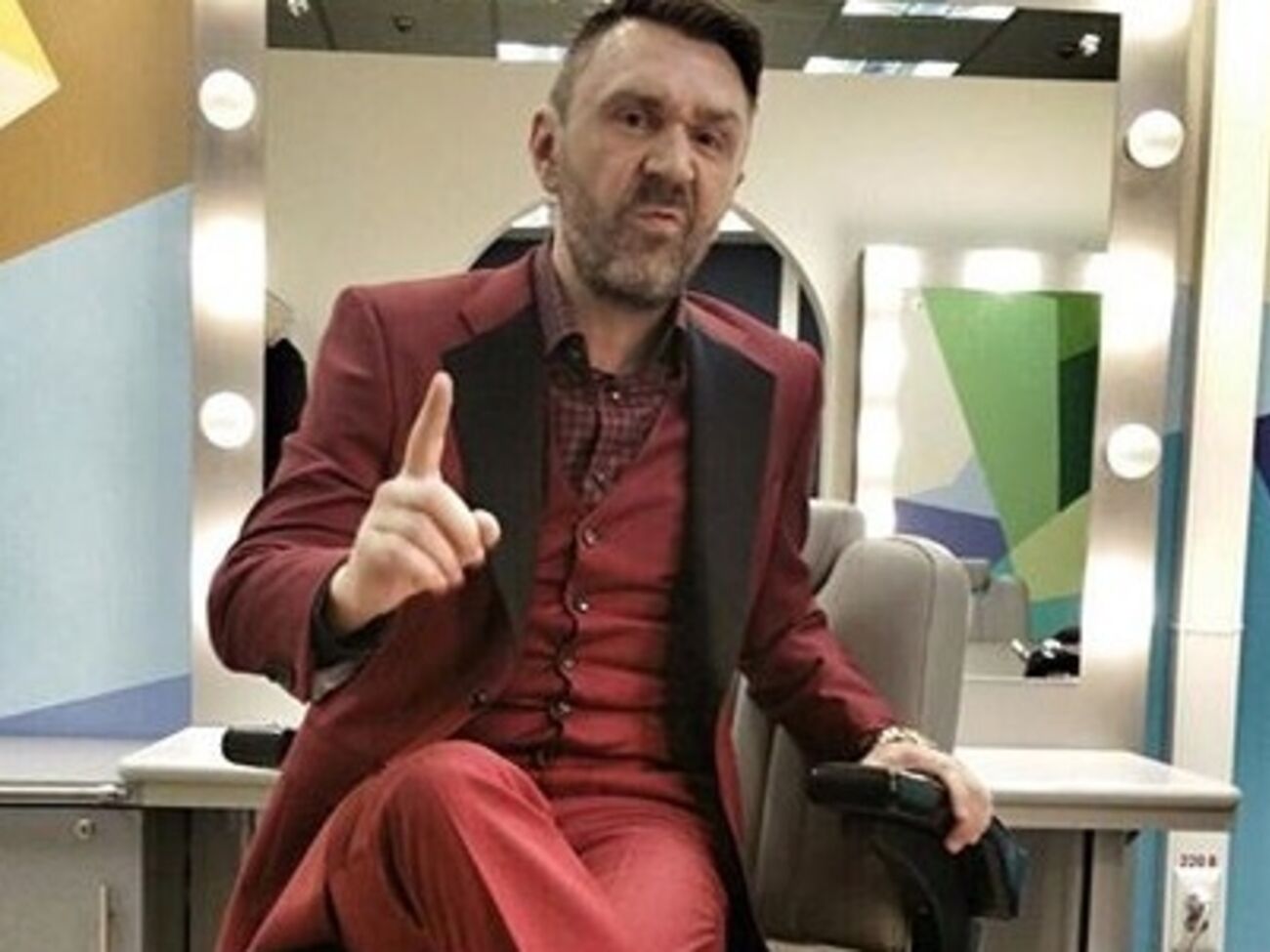 Шнуров:&nbsp;Три поколения "питерской интеллигенции". Справа --- звезда всех выставок пост-импрессионизма и главная героиня клипа "Экспонат". В центре - д'Артаньян всея Руси. Слева --- ХУдожник Х*ев. Что-то мутят