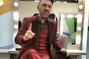 Шнуров: Три поколения "питерской интеллигенции". Справа --- звезда всех выставок пост-импрессионизма и главная героиня клипа "Экспонат". В центре - д'Артаньян всея Руси. Слева --- ХУдожник Х*ев. Что-то мутят