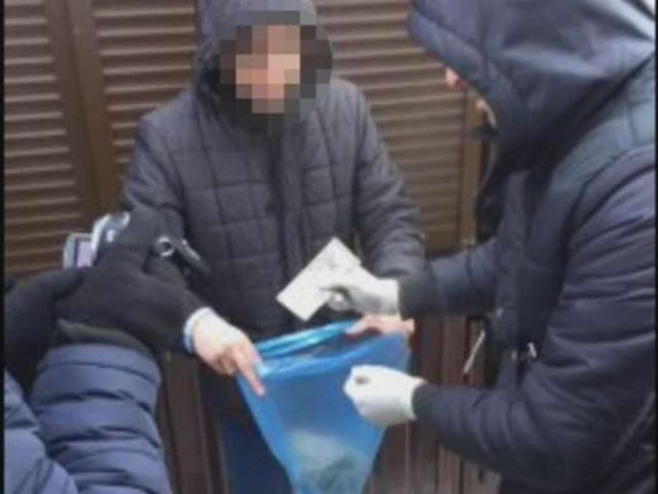 Женщину задержали при передаче $1 тыс.