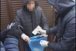 Женщину задержали при передаче $1 тыс.