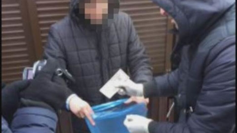 Женщину задержали при передаче $1 тыс.