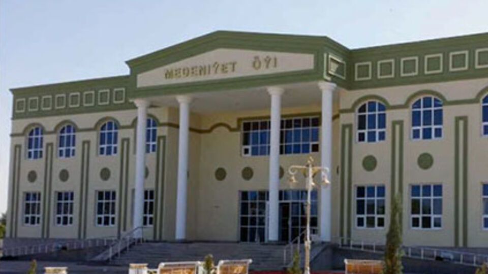 В Туркменистане учащиеся обязаны за свой счет смотреть постановки в домах культуры