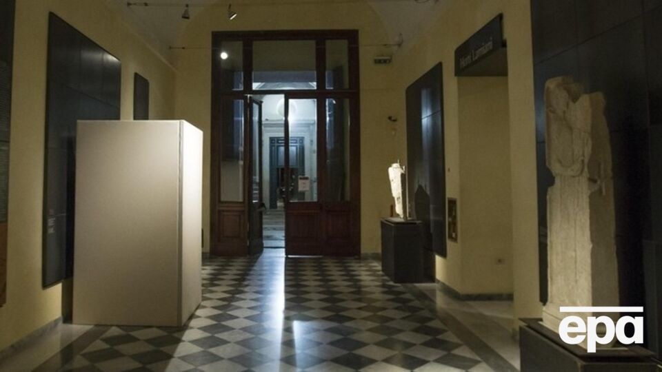 Обнаженную натуру закрыли фанерными конструкциями