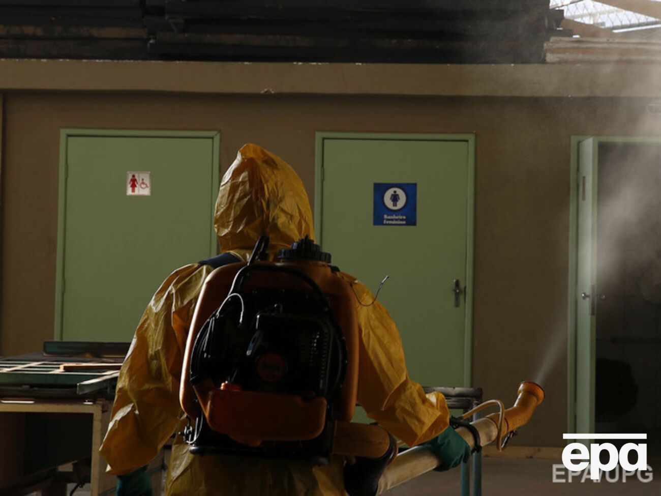 Оба американца заразились за границей