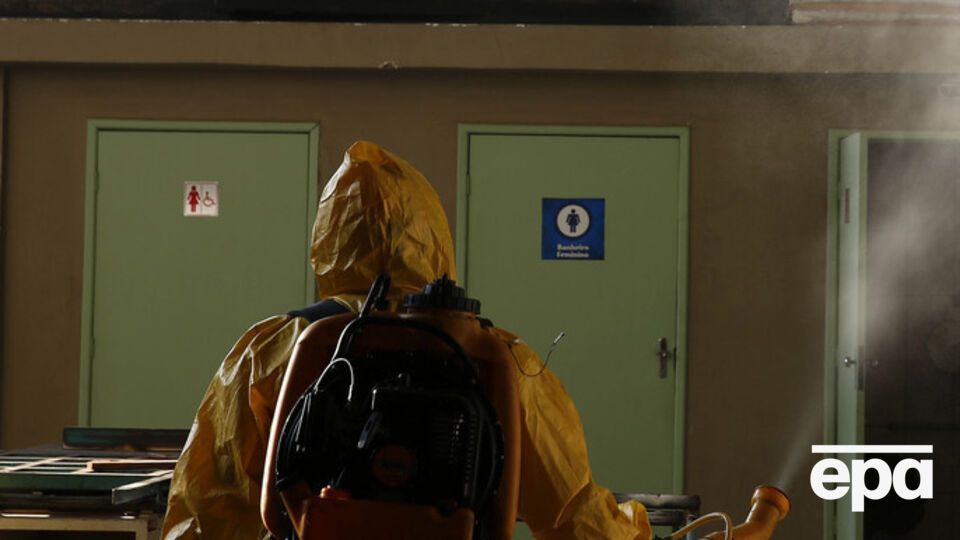 Оба американца заразились за границей