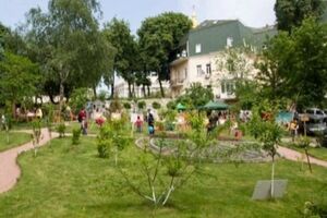 Кличко привлек активистов к возвращению сквера в коммунальную собственность