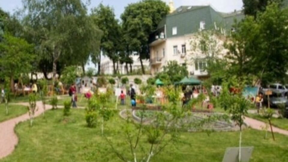 Кличко привлек активистов к возвращению сквера в коммунальную собственность
