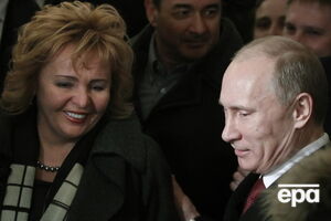Бывшая супруга президента России Владимира Путина Людмила своим новым браком показала россиянам, что "без Путина вполне можно жить", заявил политолог Станислав Белковский