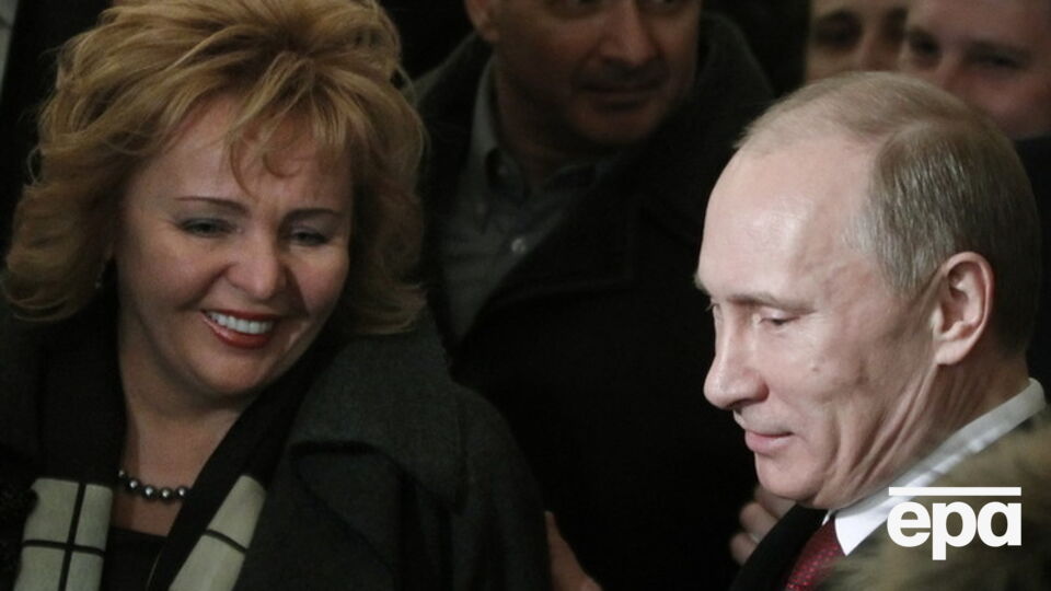 Бывшая супруга президента России Владимира Путина Людмила своим новым браком показала россиянам, что "без Путина вполне можно жить", заявил политолог Станислав Белковский