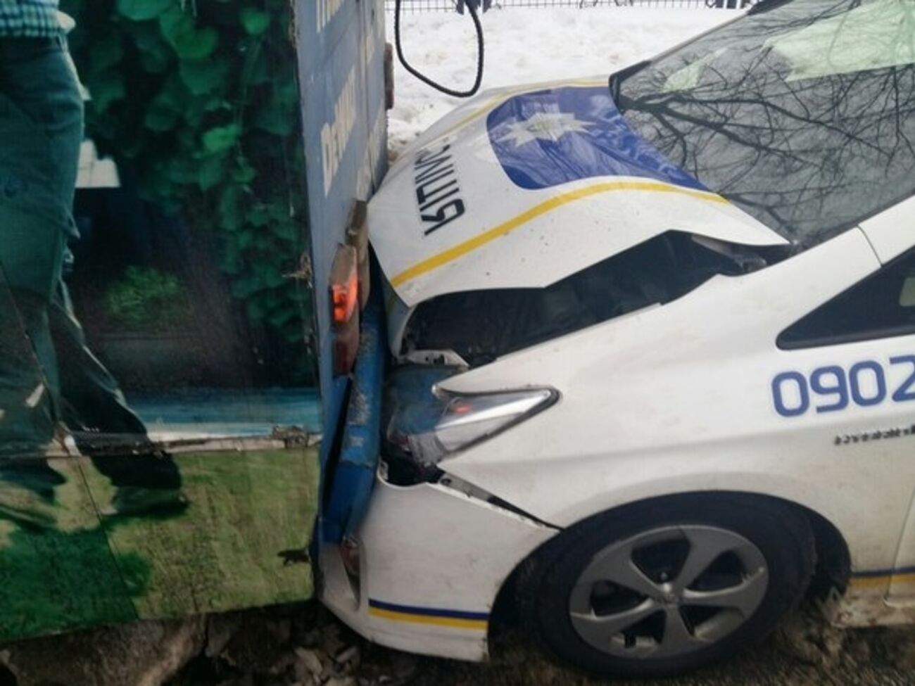 Полицейский Prius врезался в троллейбус