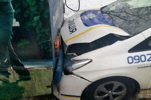 Полицейский Prius врезался в троллейбус