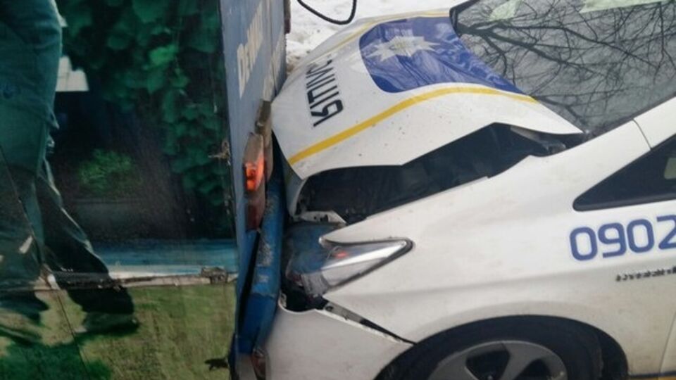 Полицейский Prius врезался в троллейбус