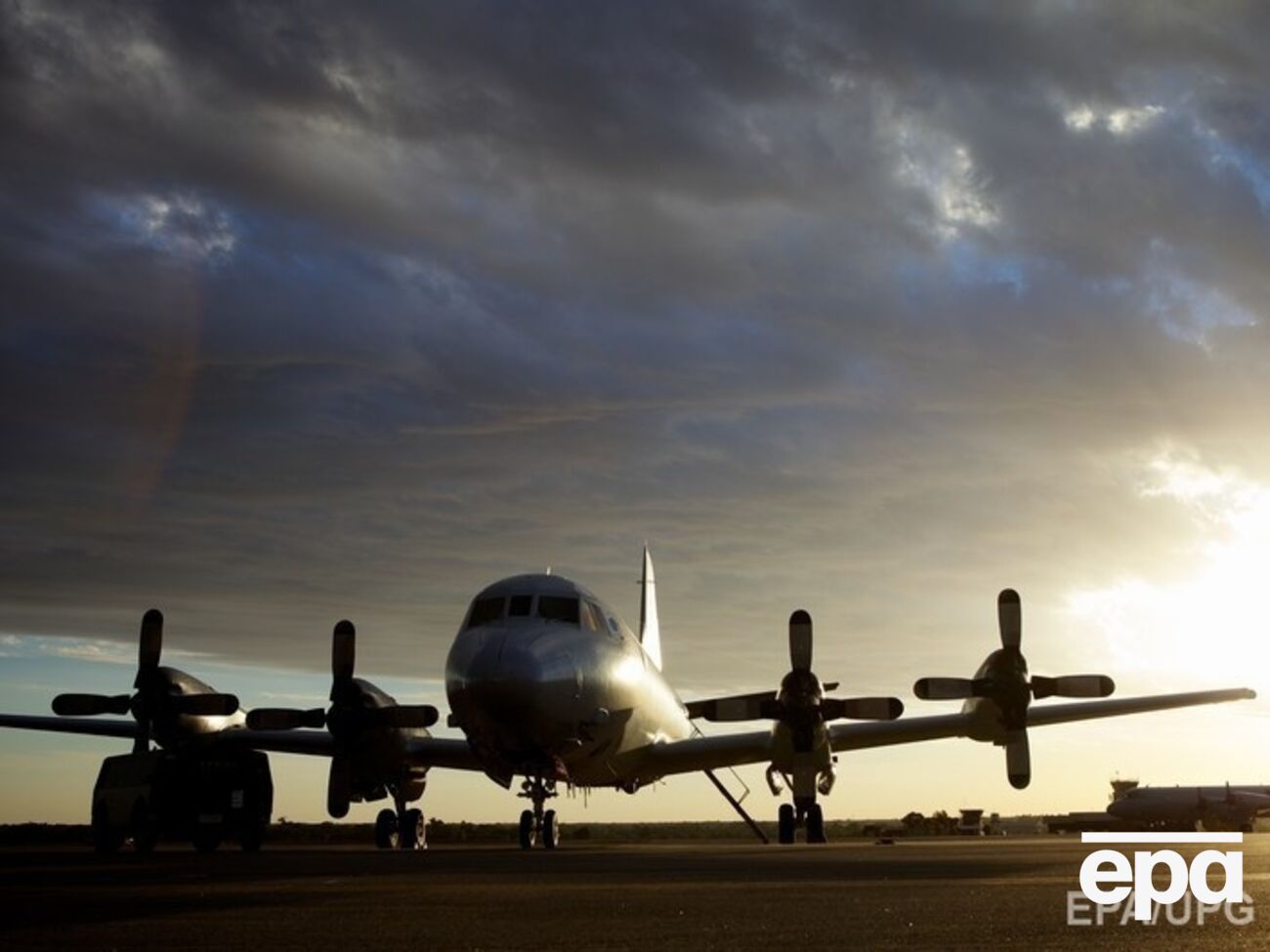 Пассажир хотел пошутить, открыв аварийный выход из самолета