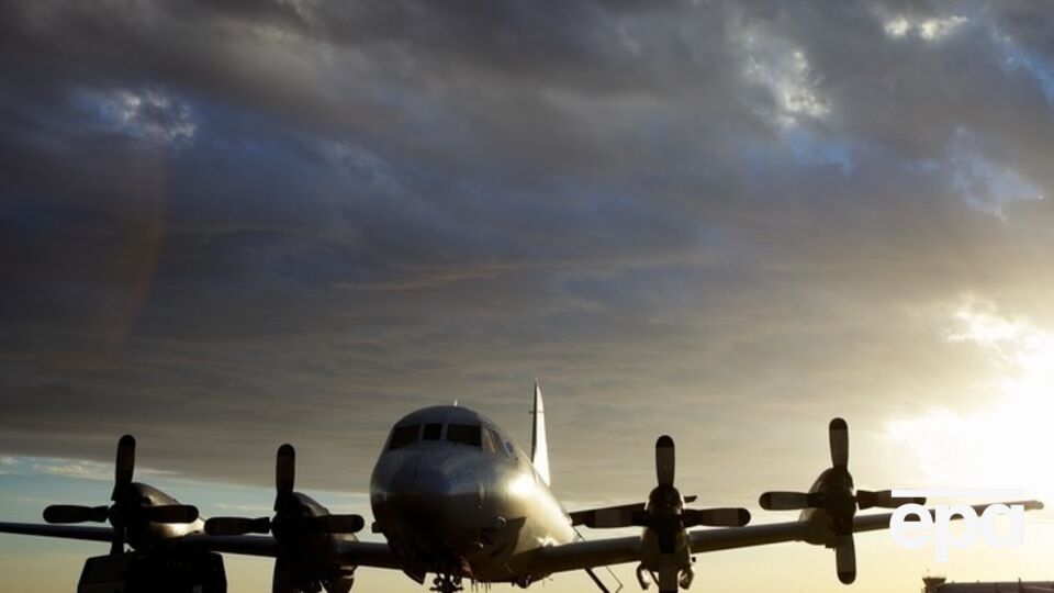 Пассажир хотел пошутить, открыв аварийный выход из самолета