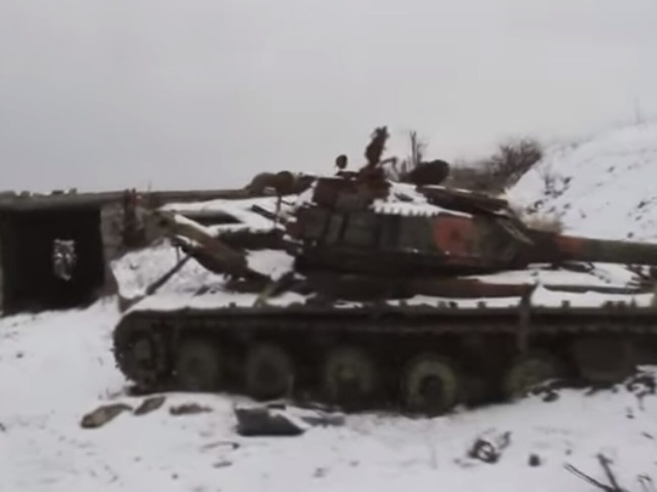 Подбитый танк боевиков на позиции "Зенит"