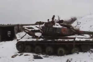 Подбитый танк боевиков на позиции "Зенит"