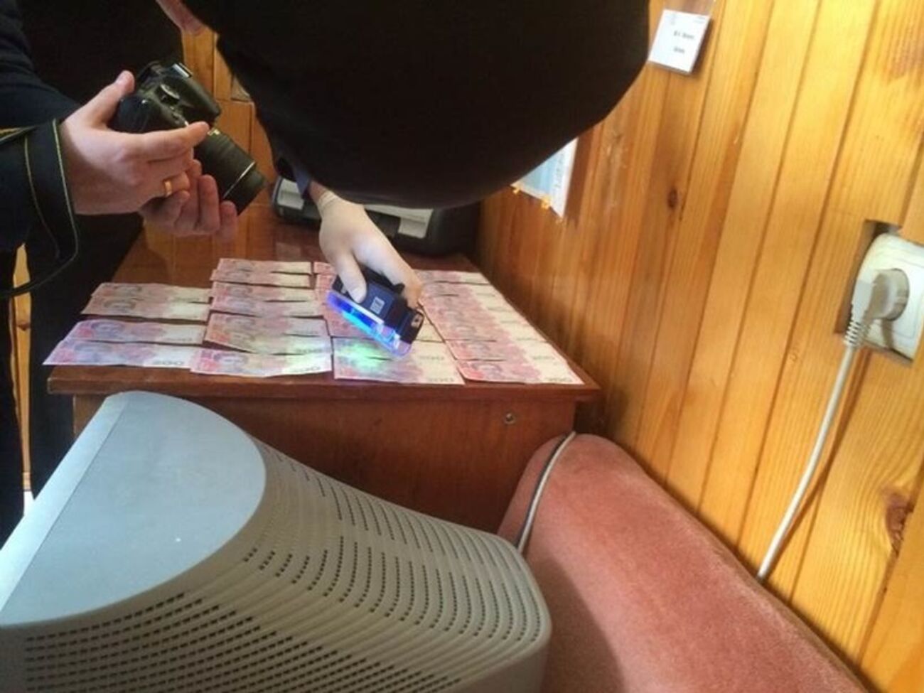 Правоохранители задержали вымогателя в служебном кабинете во время получения взятки