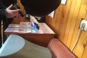 Правоохранители задержали вымогателя в служебном кабинете во время получения взятки