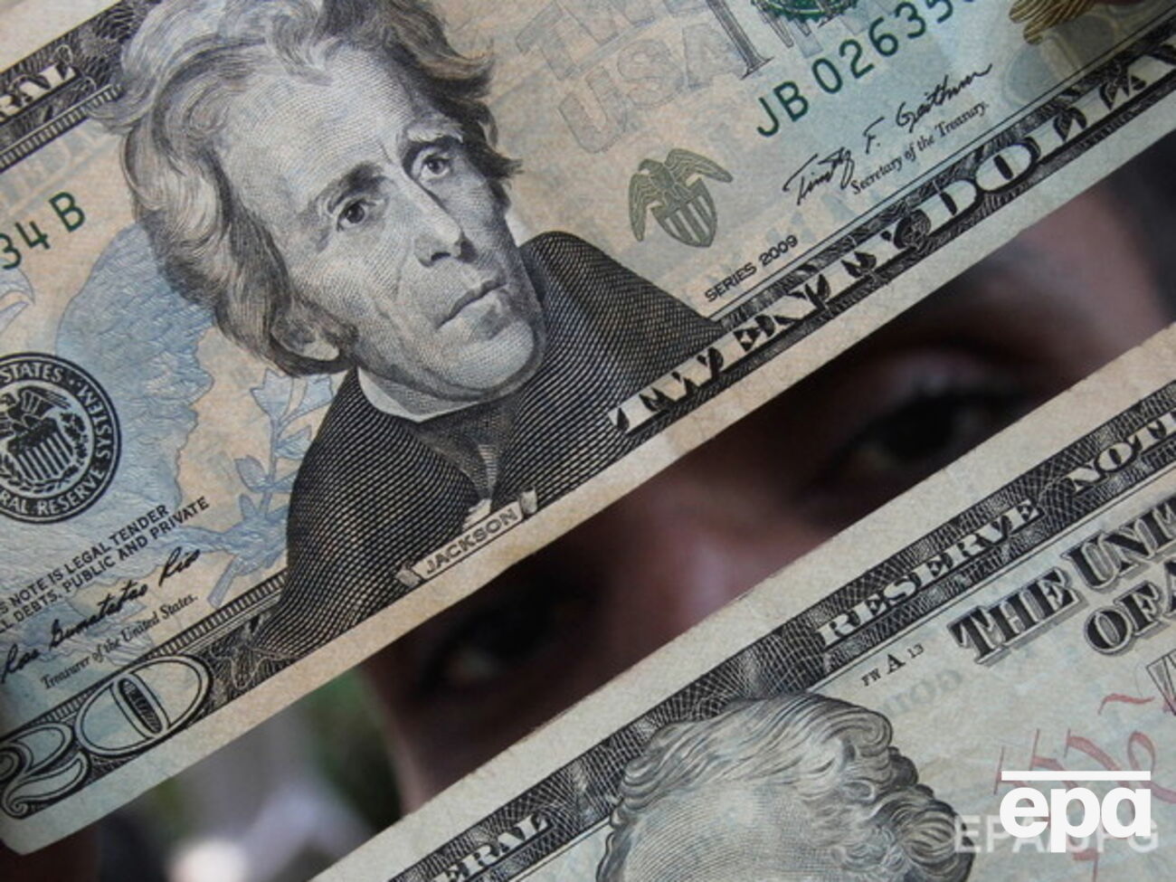 Нацбанк опустил курс гривны к доллару