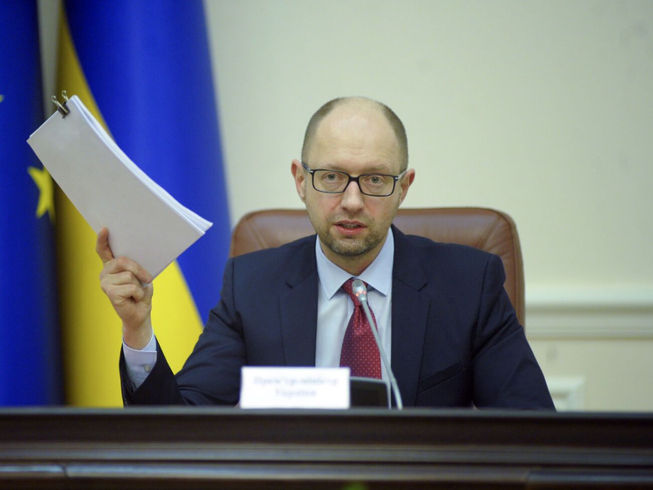 Яценюк потребовал от парламентских фракций определиться с доверием к правительству