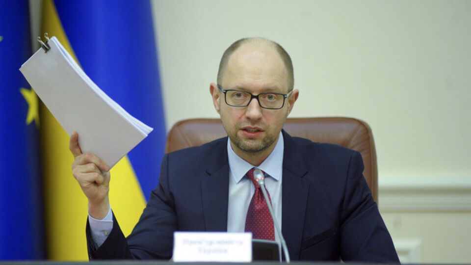 Яценюк потребовал от парламентских фракций определиться с доверием к правительству