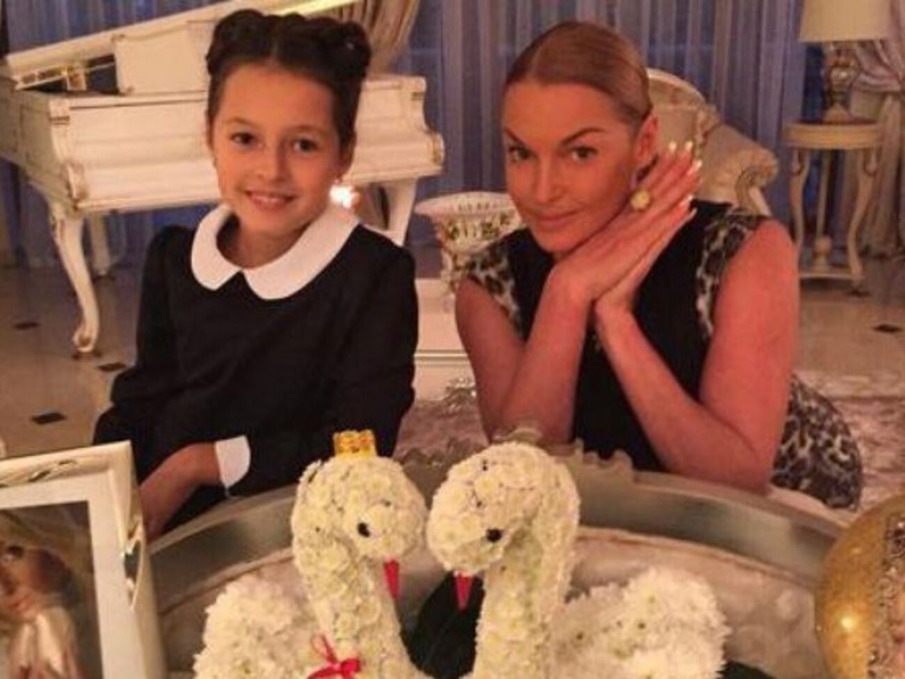 Пользователи Instagram призвали Волочкову запретить дочери подобные прыжки