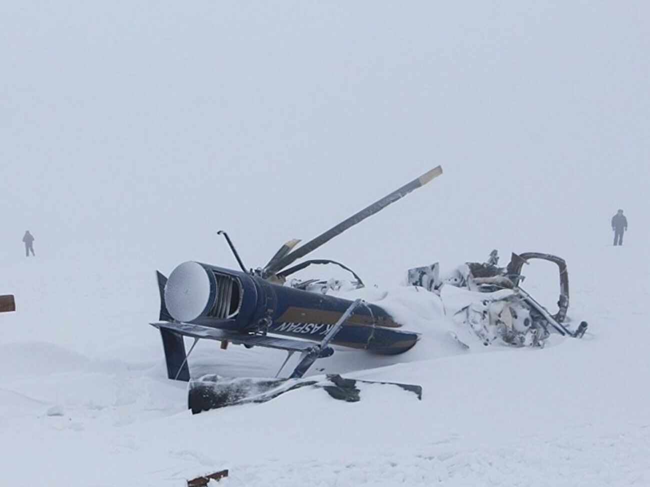 На борту вертолета было пять человек
