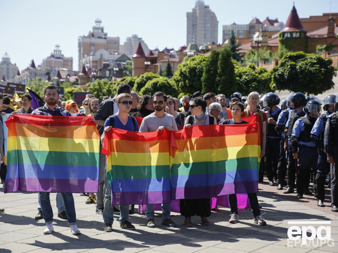 В качестве примера гомофобии правозащитная организация Human Rights Watch&nbsp;привела случай с нападением ультраправых активистов на участников "Марша равенства", проходившего в Киеве в июне 2015 года