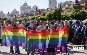 В качестве примера гомофобии правозащитная организация Human Rights Watch привела случай с нападением ультраправых активистов на участников "Марша равенства", проходившего в Киеве в июне 2015 года