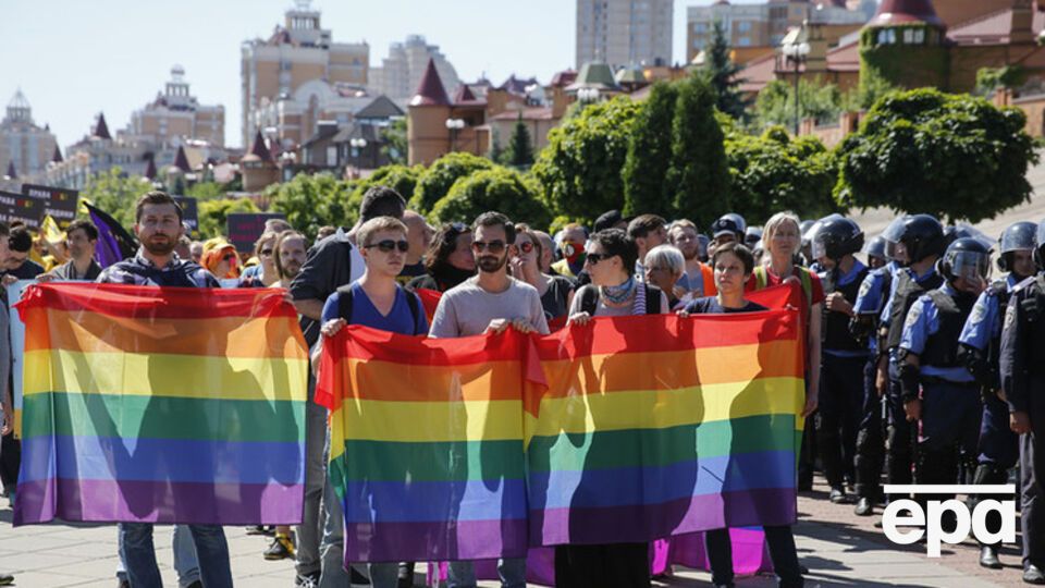 В качестве примера гомофобии правозащитная организация Human Rights Watch привела случай с нападением ультраправых активистов на участников "Марша равенства", проходившего в Киеве в июне 2015 года