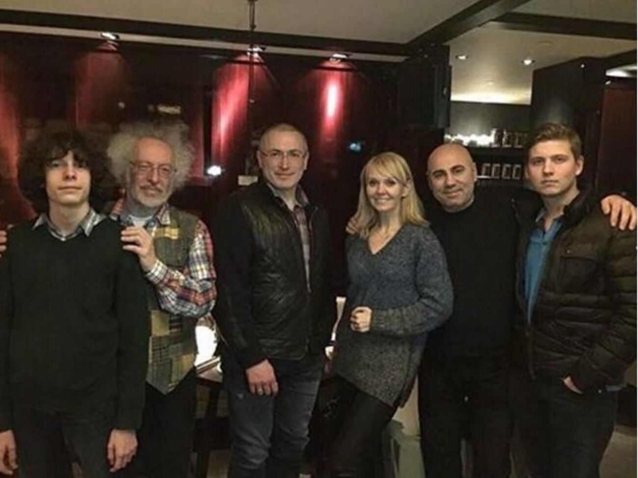 Михаил Ходорковский (в центре) сфотографировался с певицей Валерией, продюсером Иосифом Пригожиным (второй справа) и главредом "Эха Москвы" Алексеем Венедиктовым (второй слева)