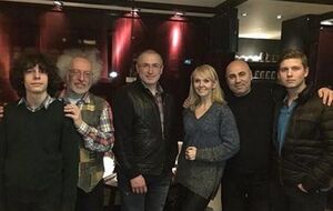 Михаил Ходорковский (в центре) сфотографировался с певицей Валерией, продюсером Иосифом Пригожиным (второй справа) и главредом "Эха Москвы" Алексеем Венедиктовым (второй слева)