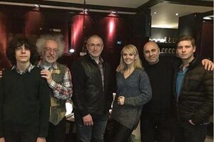 Михаил Ходорковский (в центре) сфотографировался с певицей Валерией, продюсером Иосифом Пригожиным (второй справа) и главредом "Эха Москвы" Алексеем Венедиктовым (второй слева)