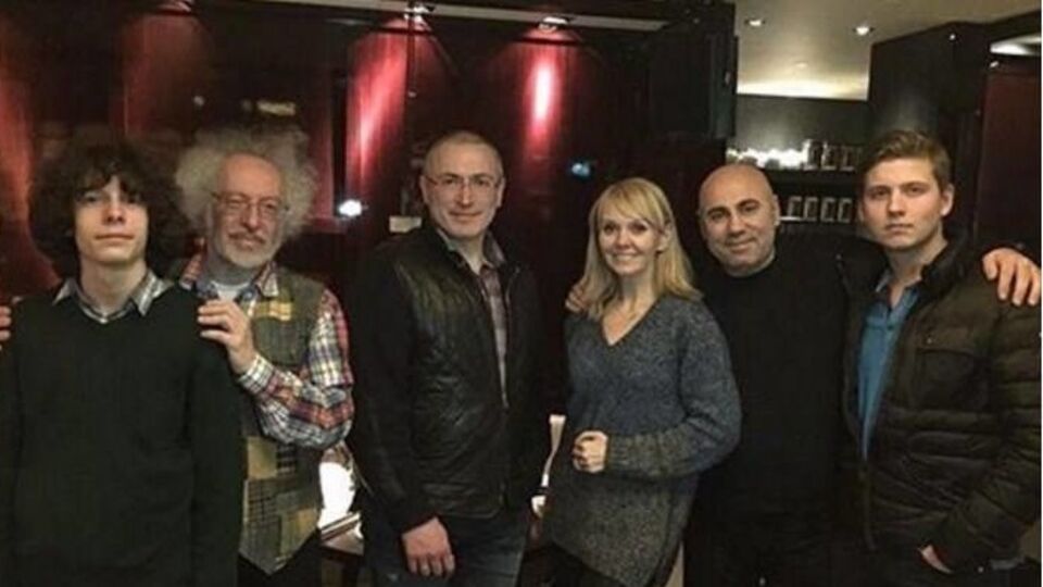 Михаил Ходорковский (в центре) сфотографировался с певицей Валерией, продюсером Иосифом Пригожиным (второй справа) и главредом "Эха Москвы" Алексеем Венедиктовым (второй слева)
