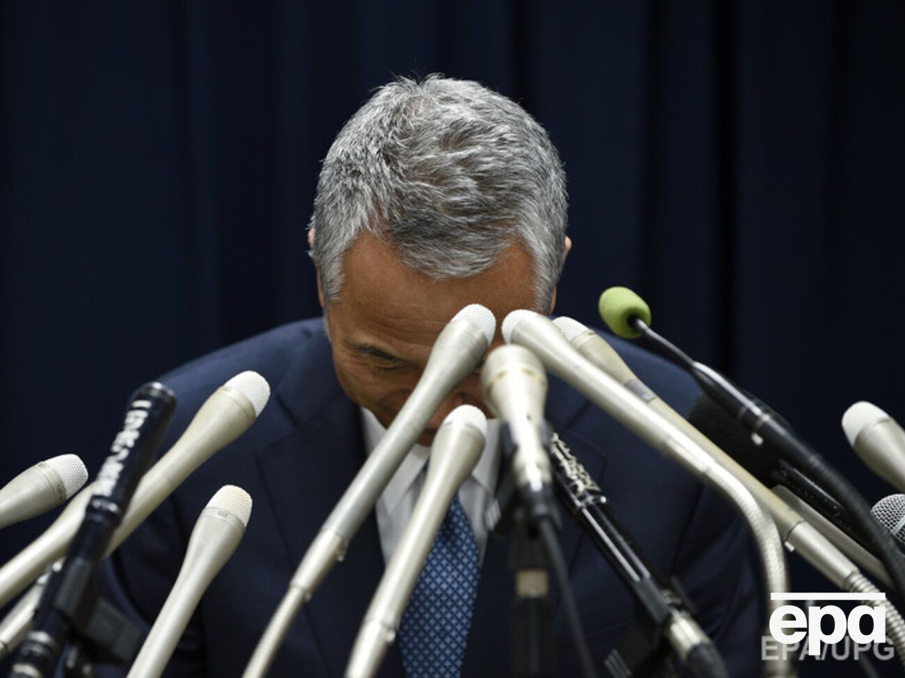 Акира Амари на своей последней пресс-конференции в должности министра