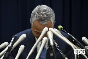 Акира Амари на своей последней пресс-конференции в должности министра