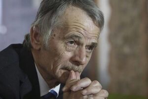 Джемилев: Я стою на месте, а они уже выставили более тысячи человек с оружием, бронетранспортерами, как будто я приехал с ними воевать. А мы приехали всего лишь на трех автомобилях