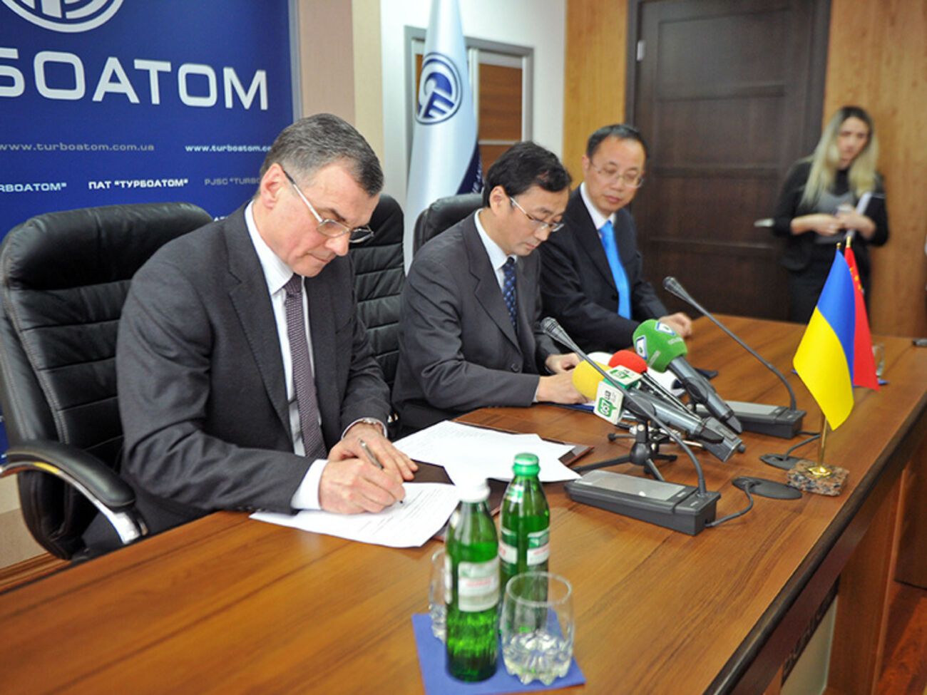 Гендиректор "Турбоатома" Виктор Субботин и старший менеджер по продажам DFEM Хе Джианхуа (Не Jianhua) подписывают протокол о намерении сотрудничества