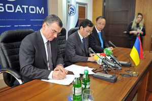 Гендиректор "Турбоатома" Виктор Субботин и старший менеджер по продажам DFEM Хе Джианхуа (Не Jianhua) подписывают протокол о намерении сотрудничества