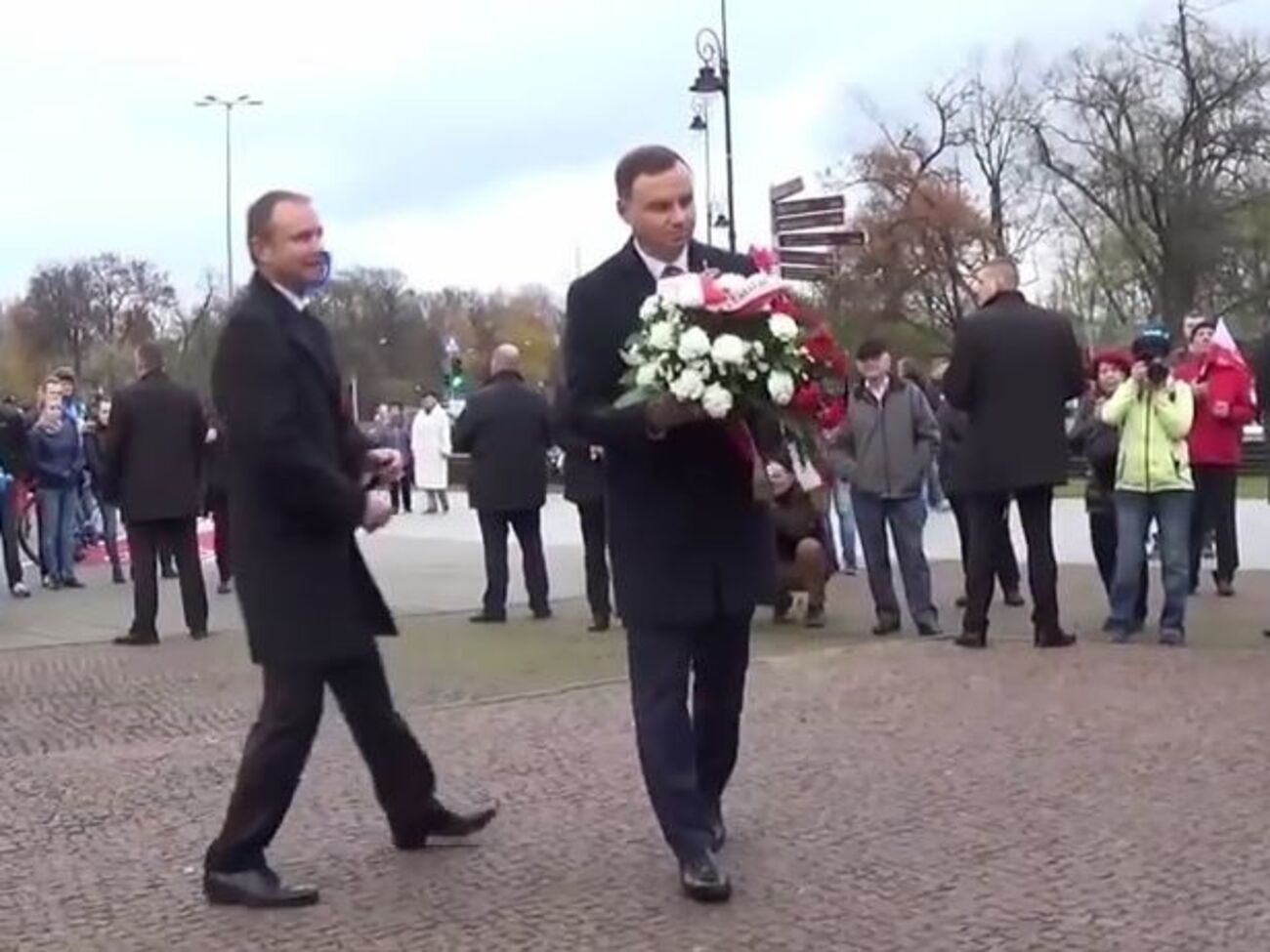 В ролике "пьяный" Дуда крадет цветы из-под памятника