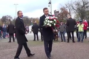 В ролике "пьяный" Дуда крадет цветы из-под памятника