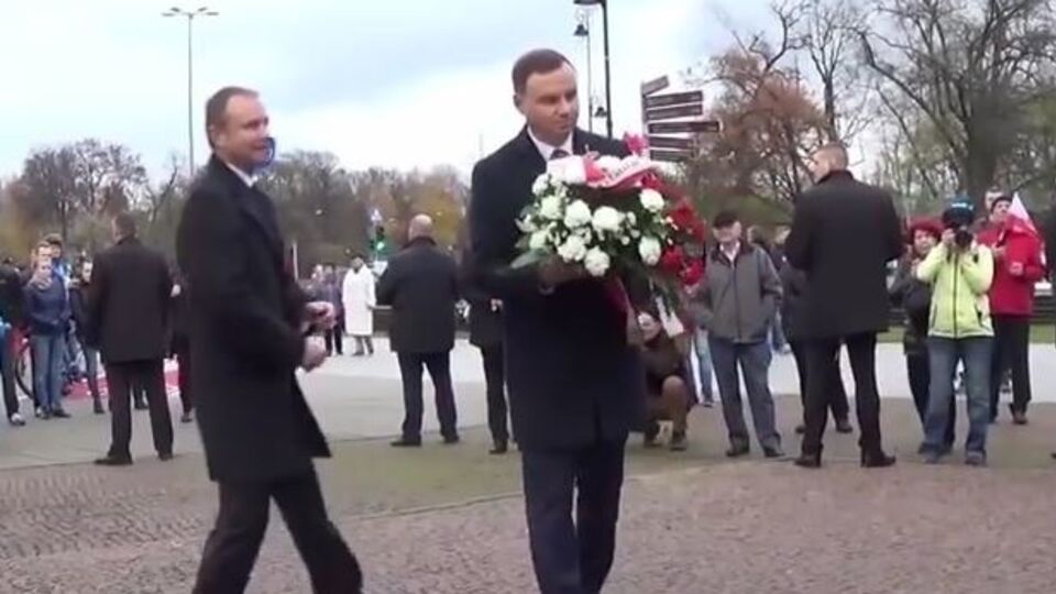 В ролике "пьяный" Дуда крадет цветы из-под памятника