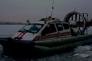 Спасатели ищут людей с помощью катера на воздушной подушке